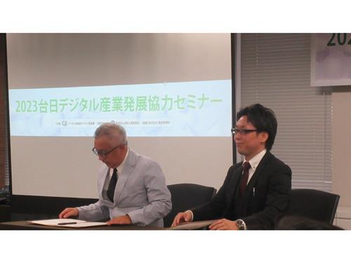 調印に臨む向徹理事長